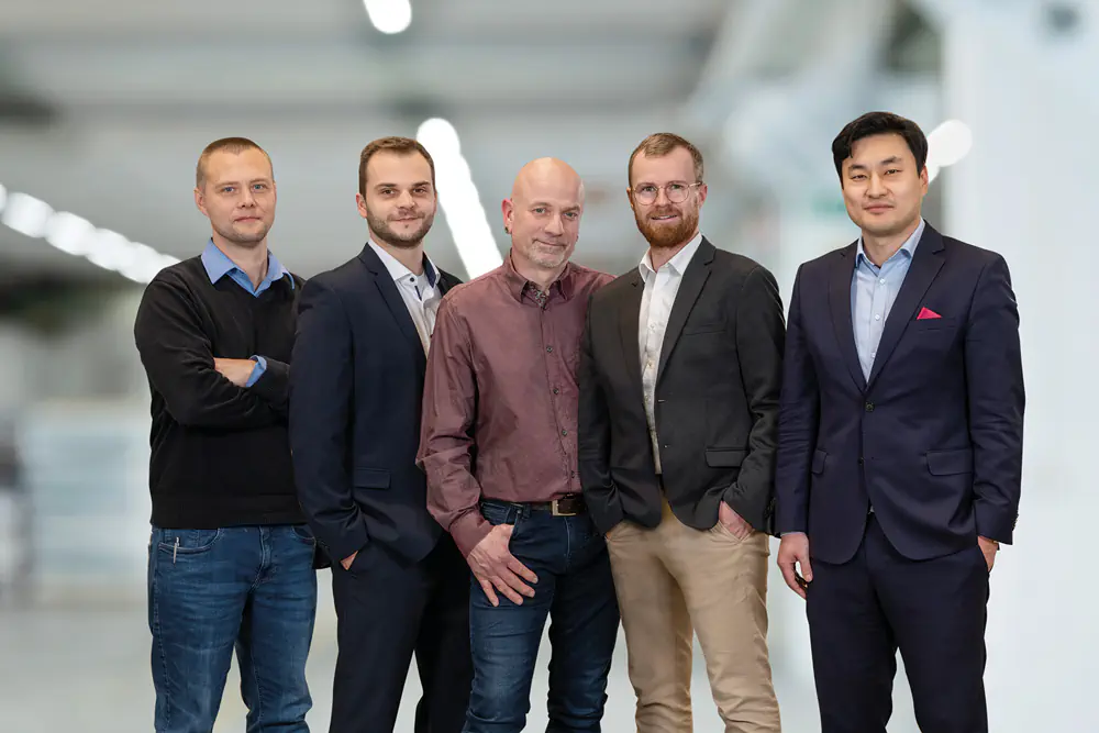 Gruppenfoto des Teams Additive Fertigung: v.l.n.r.: Jurij Welk, Lukas Gahn, Dieter Vonderlind, Steven Schmidt, Johannes Reiser, Dr. Alexander Kawalla-Nam