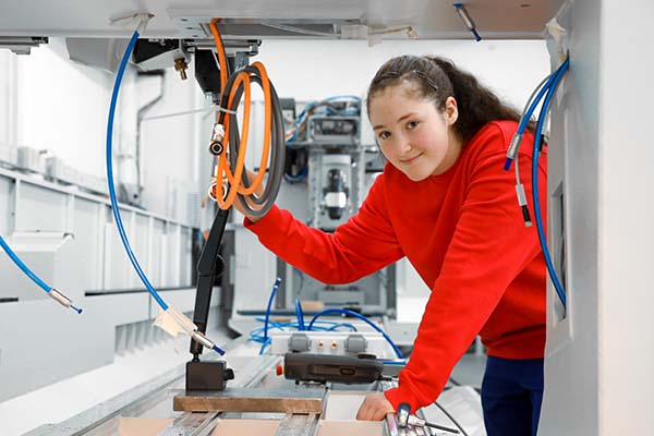 Symbolic image of apprenticeship as an electronics technician for industrial engineering (f/m/d)