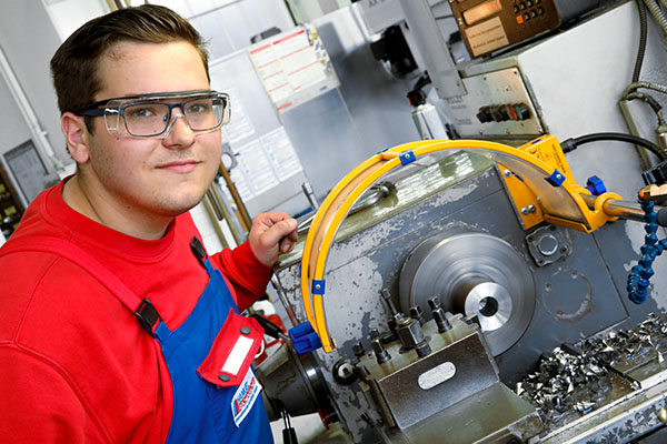 Symbolic image of apprenticeship as an industrial mechanic (f/m/d)